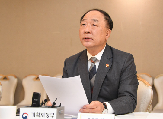 홍남기 경제부총리 겸 기획재정부 장관이 13일 정부서울청사에서 열린 제41차 부동산시장 점검 관계장관회의를 주재하고 있다. <기획재정부 제공>